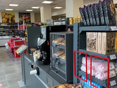 VVN-teamet utførte levering av handelsutstyr og monteringsarbeid i den nye butikken til butikkjeden "TOP" i Riga.16